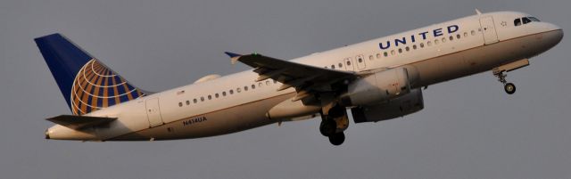 Airbus A320 (N414UA)