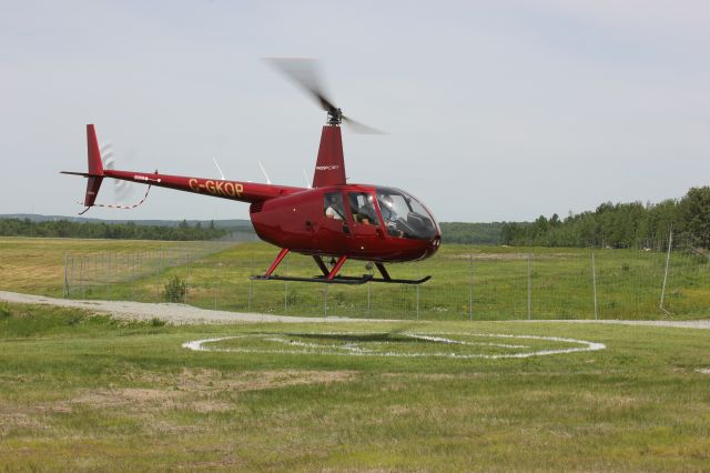 Robinson R-44 (C-GKOP) - C-GKOP Robinson R-44 de Passport Helico à laéroport de Sherbrooke CYSC pour un Fly-in les Faucheurs de Marguerites 16-06-2018 