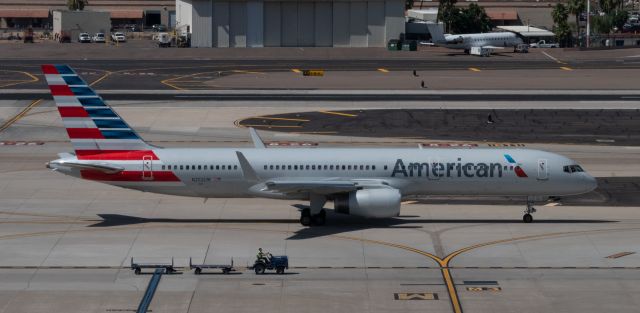 Boeing 757-200 (N202UW)