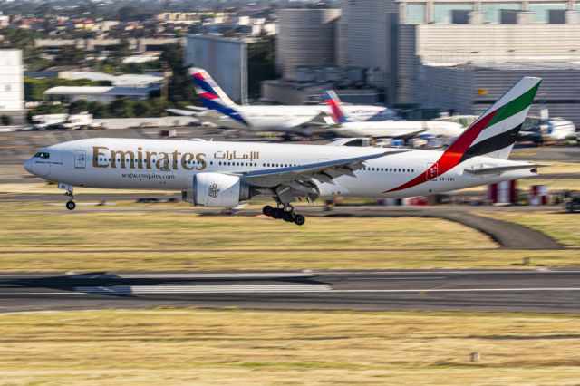 Boeing 777-200 (A6-EWI) - Arrival at Mexico City International Airport