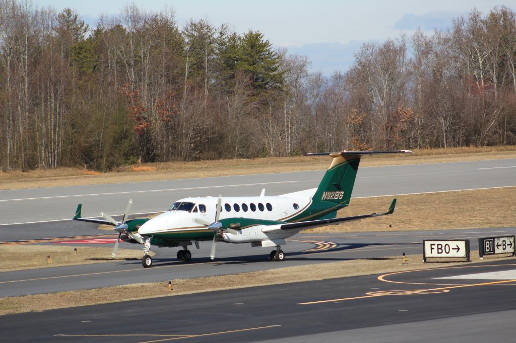 Beechcraft Super King Air 350 (N921BS) - Taxiing to Depart. Operated by Old Dominion Aviation 