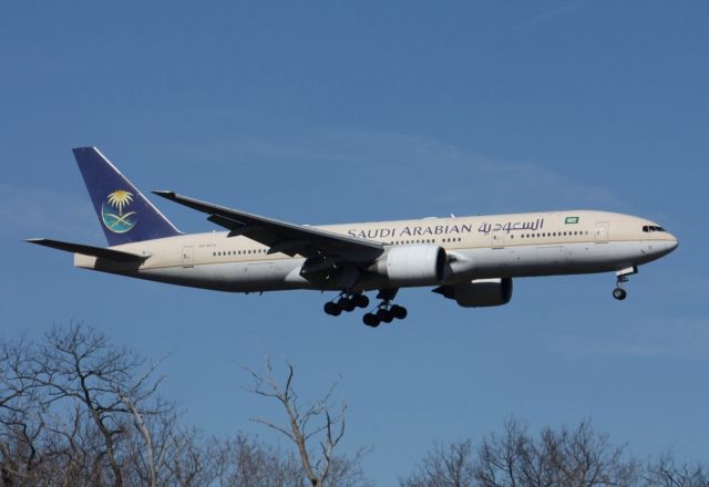 Boeing 777-200 (HZ-AKV) - Saudi 777 landing 6L