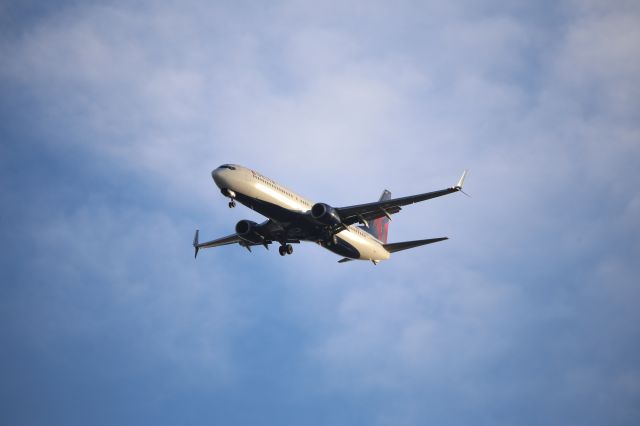 Boeing 737-900 (N898DN)