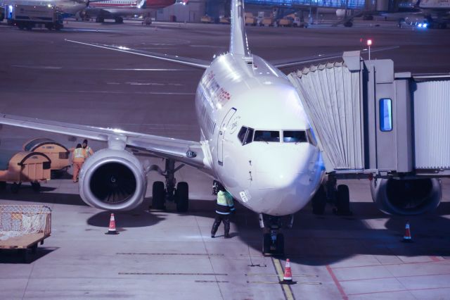 Boeing 737-700 (B-5808)