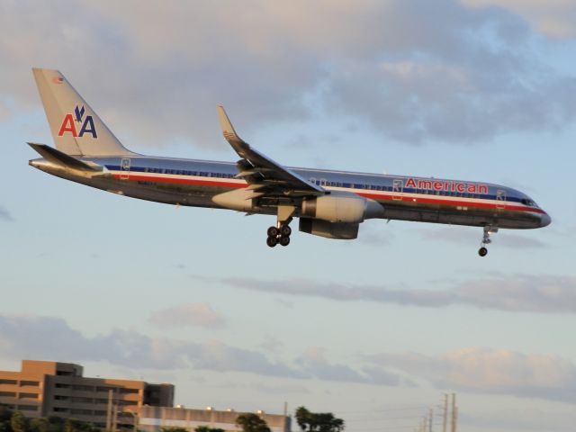 Boeing 757-200 (N662AA)