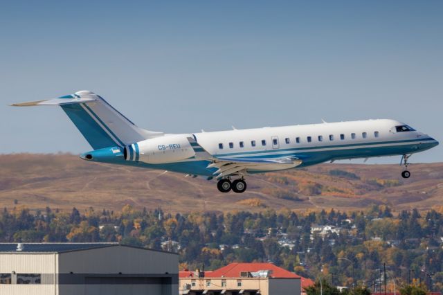 Bombardier Global Express (CS-REU) - "Jetman 515" on final for 35L from GRQ.