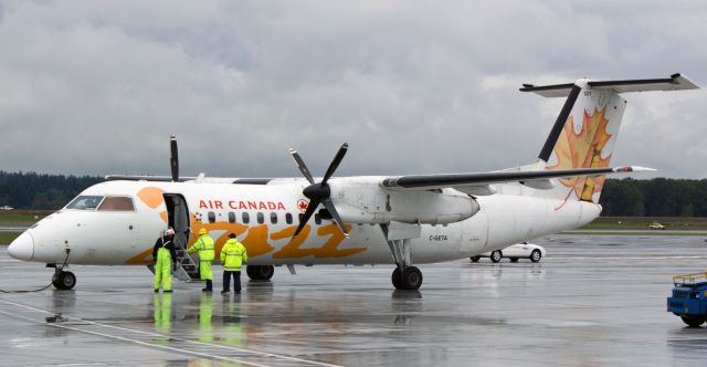 de Havilland Dash 8-300 (C-GETA) - A pic from several years ago. This livery on C-GETA was repainted a long time ago when Air Canada Jazz became Air Canada Express (operated by Jazz). Soon, C-GETA will again be repainted into ACA's newest livery scheme.