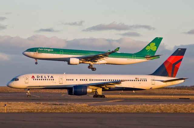 Boeing 757-200 (N670DN) - EI-DUZ landing 04R as Delta watches 