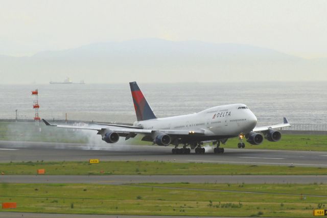 Boeing 747-400 (N669US)