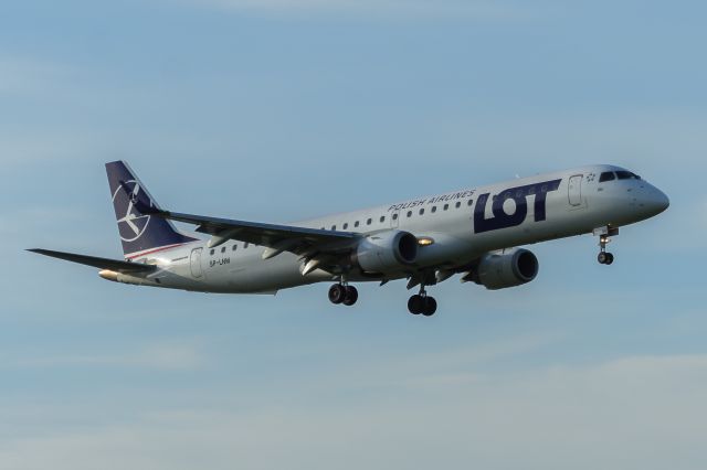 EMBRAER 195 (SP-LNM) - WAW SPOTTING