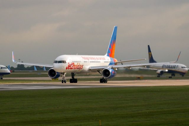Boeing 757-200 (G-LSAC) - EXS801 catching one of the few patches of sunshine on the day departing to Venice