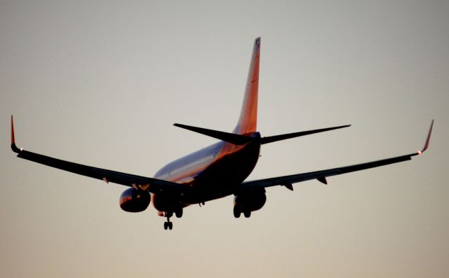 Boeing 737-700 (N449WN) - Sun sets to the West (On left side of jet) while on Final to 30L