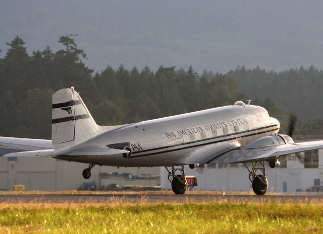 Douglas DC-3 (N877MG)