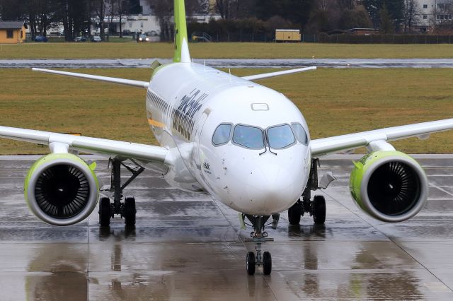 Airbus A220-300 (YL-CSG)