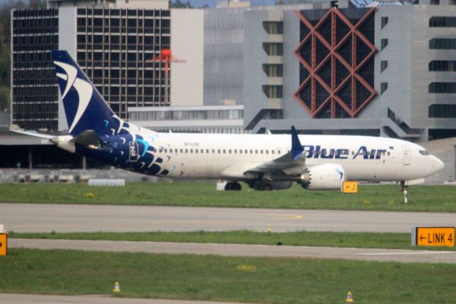 Boeing 737 MAX 8 (SP-LVK) - Taxiing to Stand D17 on 23-Apr-23 operating flight LOT419 from EPWA.