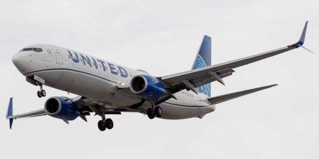 Boeing 737-800 (N87531) - United Airlines Boeing 737-824 arriving from San Jose, Costa Rica landing on runway 29 at Newark on 8/4/21.