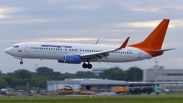 Boeing 737-800 (C-FYLC)