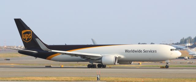 BOEING 767-300 (N309UP)