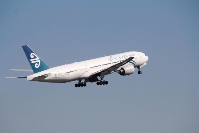 Boeing 777-200 (ZK-OKB)