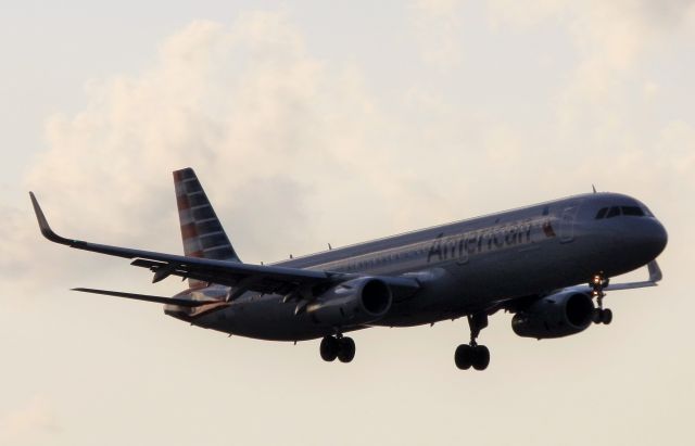 Airbus A321 (N146AA)