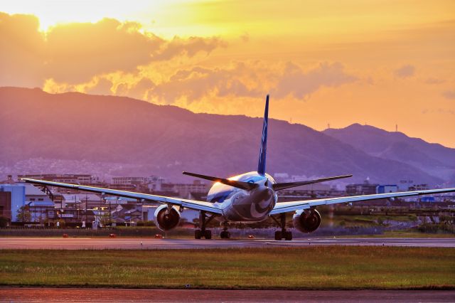 Boeing 777-200 (JA742A) - Sunset pic with ANA B772 in SENRIGAWA point of Osaka,JAPAN.