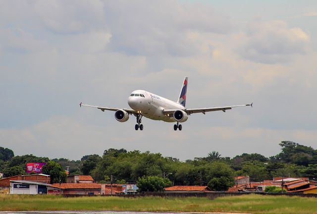 Airbus A320 (PR-MHF)