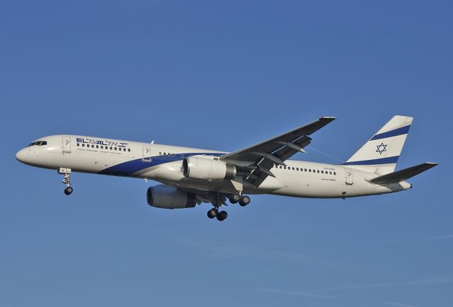 Boeing 757-200 (4X-EBV) - At Brussels - 2005-01-16.