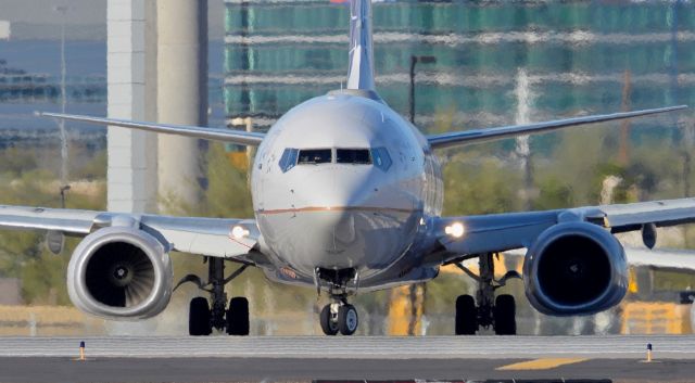 Boeing 737-700 (N68802) - phoenix sky harbor international airport 06MAR22