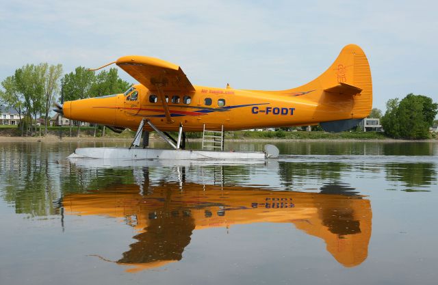 De Havilland Canada DHC-3 Otter (C-FODT) - back on float for the summer.