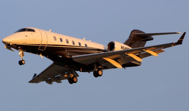 Bombardier Challenger 300 (N548FX)