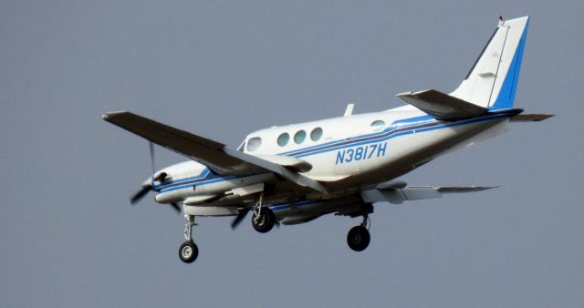 Beechcraft King Air 90 (N3817H) - On final is this 1980 Beechcraft King Air 90 in the Winter of 2021.