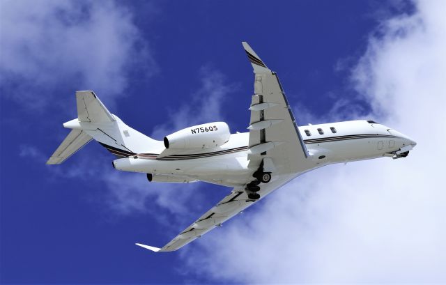 Bombardier Challenger 300 (N756QS)