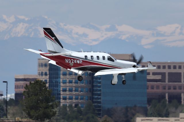 Daher-Socata TBM-900 (N924WP) - Dropping in on 35R through the heat haze May 17, 2020 at 12:48 PM