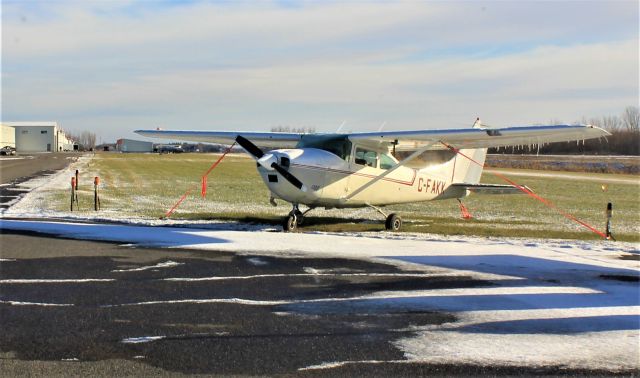 C-FAKK — - C-FAKK Cessna Skylane 182-N à CSG3 Aéroport de Joliette QC. le 28-11-2021 à 14:16