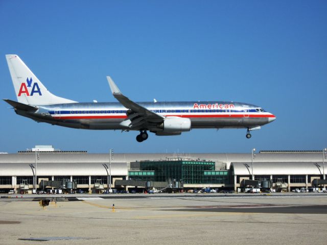 Boeing 737-700 (N910AN) - Landing on RWY 19R