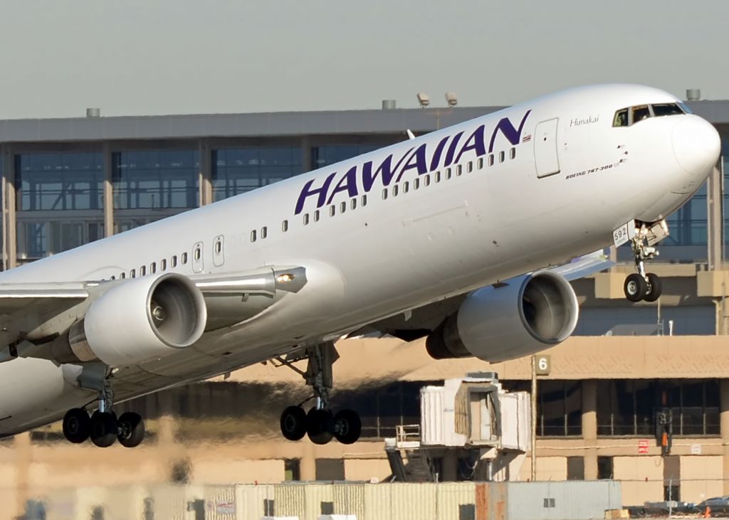 BOEING 767-300 (N592HA)