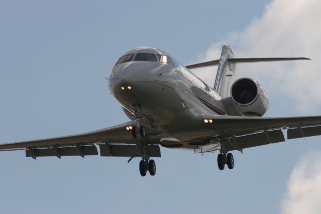 — — - Runway 36 Austen Straubel Field Green Bay.