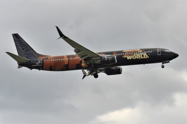 Boeing 737-800 (N492AS) - Short final 23-R on 04-24-22. 10 minutes earlier would have been in the sun. Dang it! Still looks good, even in low overcast as rain rolled in.