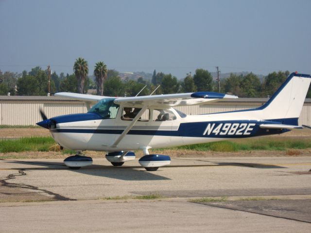 Cessna Skyhawk (N4982E) - Taxiing at Fullerton