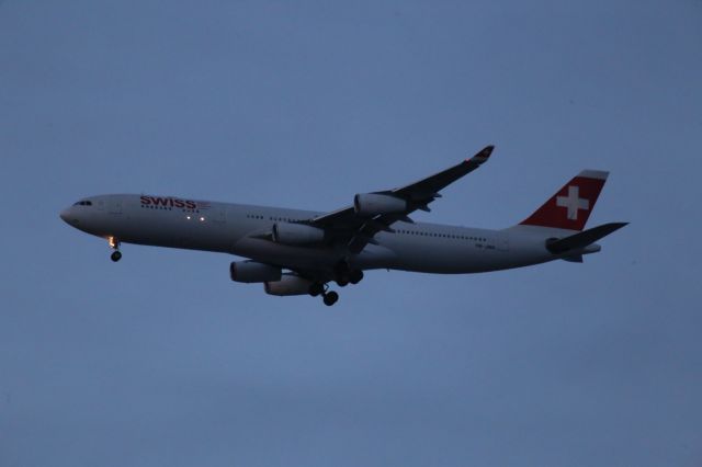 Airbus A340-300 (HB-JMN)