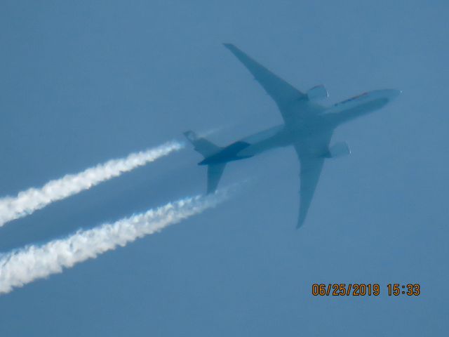BOEING 777-200LR (N853FD)