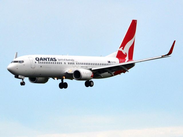 Boeing 737-800 (VH-VZU) - On short finals for runway 05. Thursday 12th July 2012.