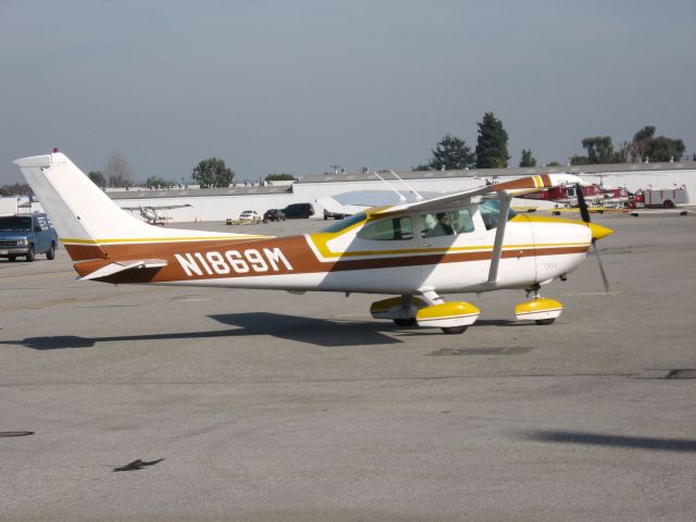 Cessna Skylane (N1869M) - TAXIING AT FULLERTON