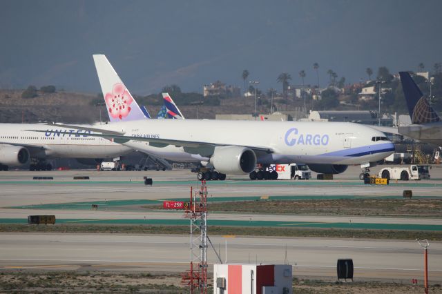 BOEING 777-200LR (B-18771)