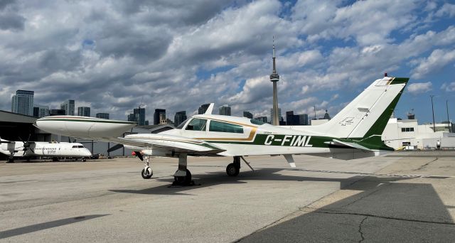 Cessna 310 (C-FIML)