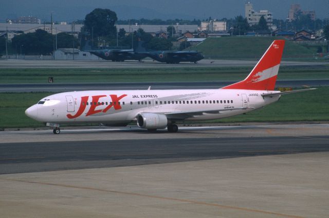 BOEING 737-400 (JA8992) - Taxing at Nagoya Intl Airport on 2001/08/13