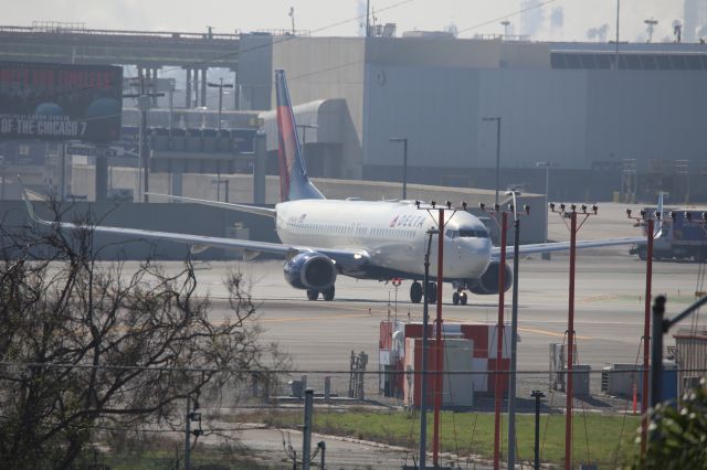 Boeing 737-800 (N394DA)