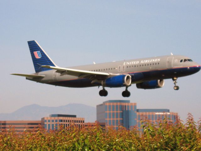 Airbus A320 (N437UA) - LANDING ON RWY 19R