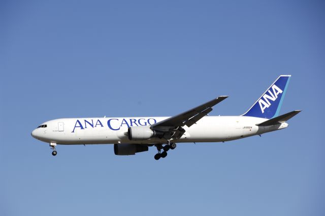 BOEING 767-300 (JA8664) - Final Approach to NRT Airport Runway 34L on 2011/12/30