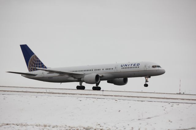 Boeing 757-200 (N516UA) - Taking off from 17R.